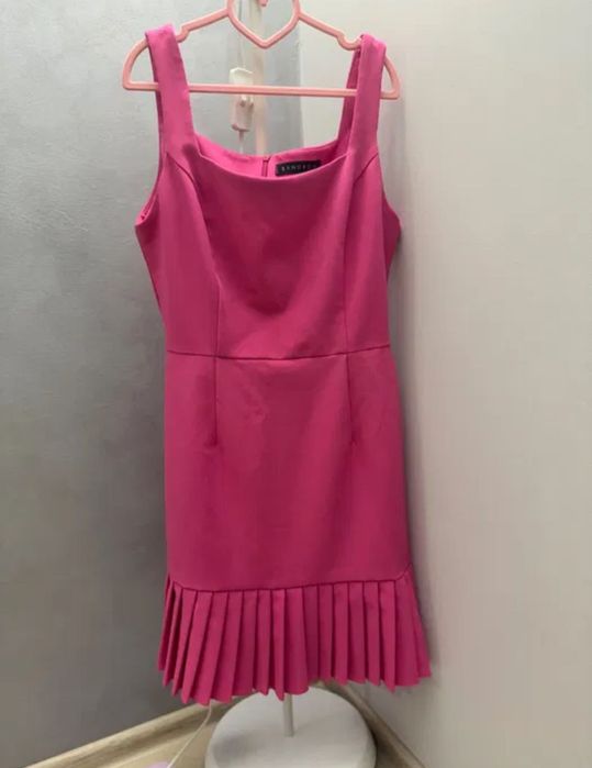 Цикламена рокля с плисе