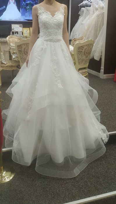 Булчинска рокля, без никакви забележки. Преминала химическо чистене