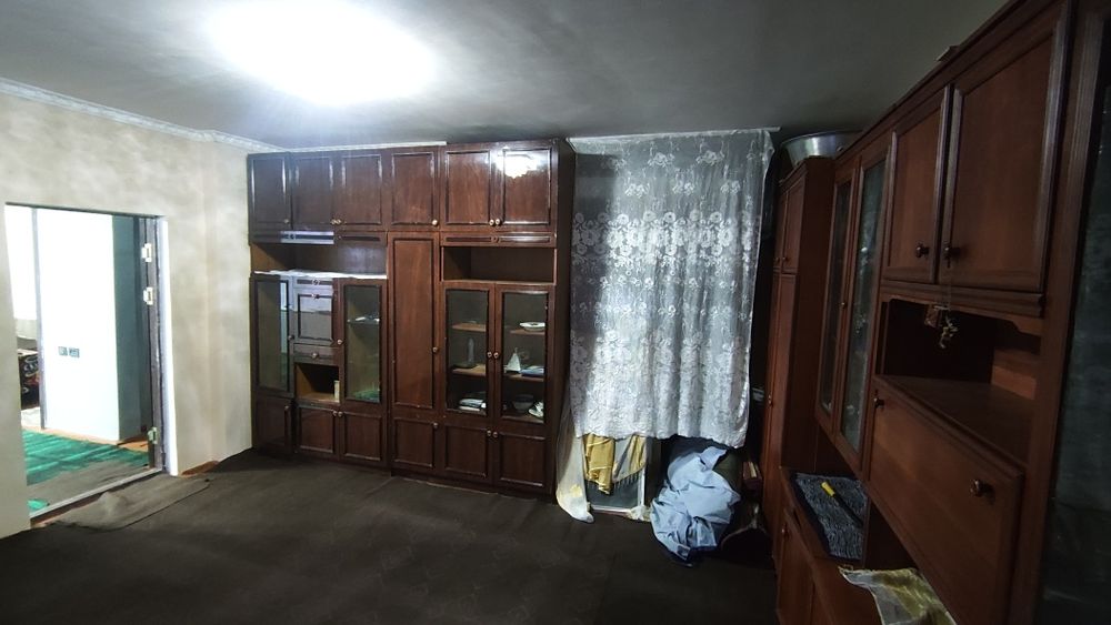 Uy sotiladi 3 xonali 1-qavatda joylashgan