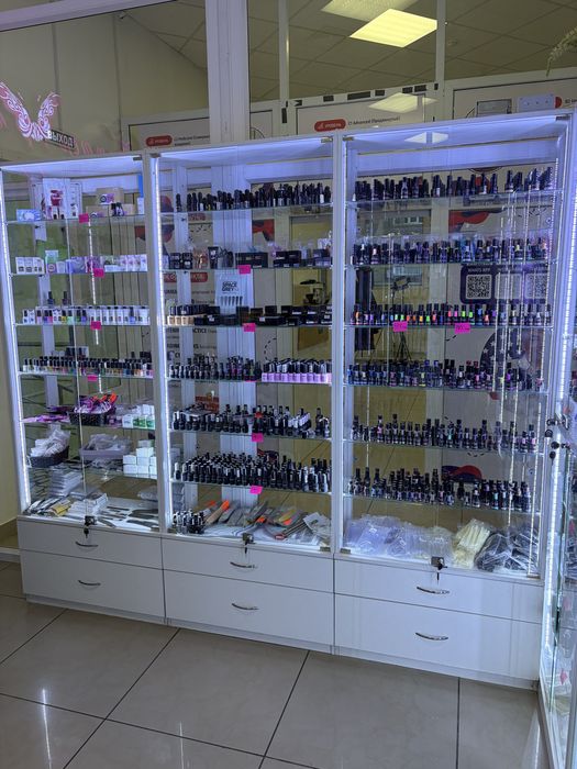 Витрина  (белый дсп) , стеклянные полки