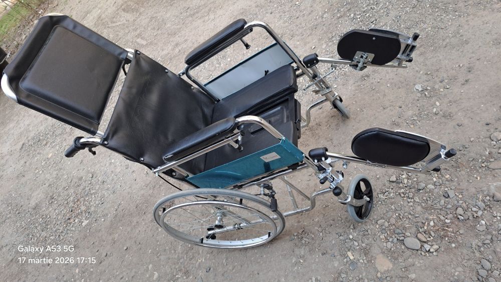 Vand scaun cu rotile putin folosit,include bazinet