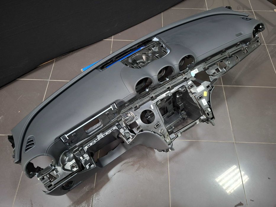 Ново Кожено Табло с Сив шев Mercedes W206 AMG без HUD