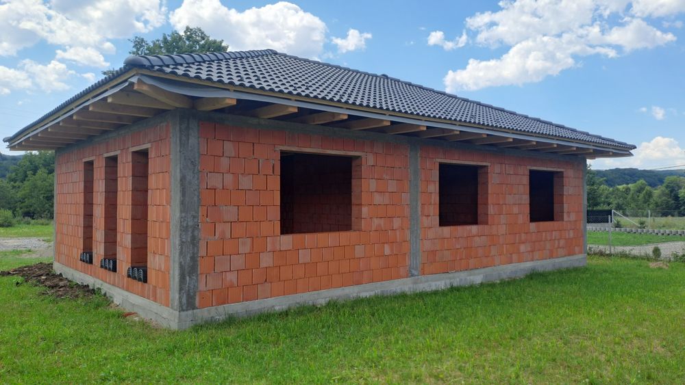 De vanzare casa la rosu