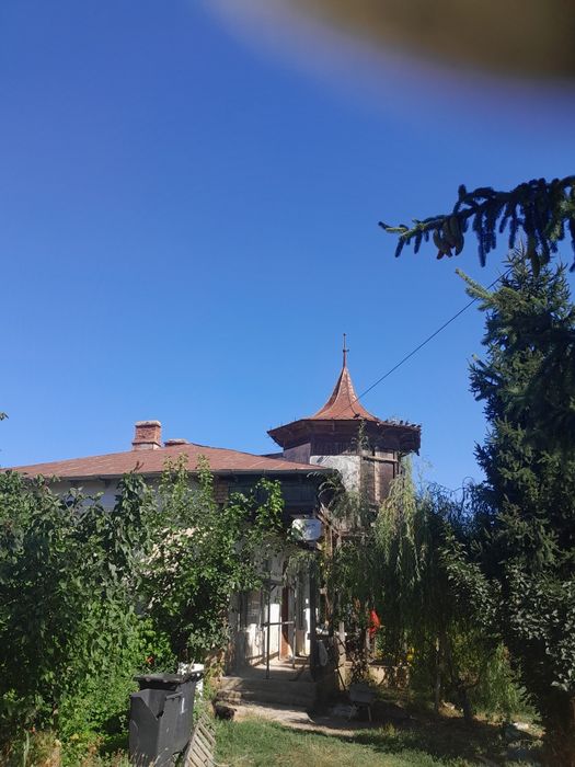 Vând teren + casa bonus