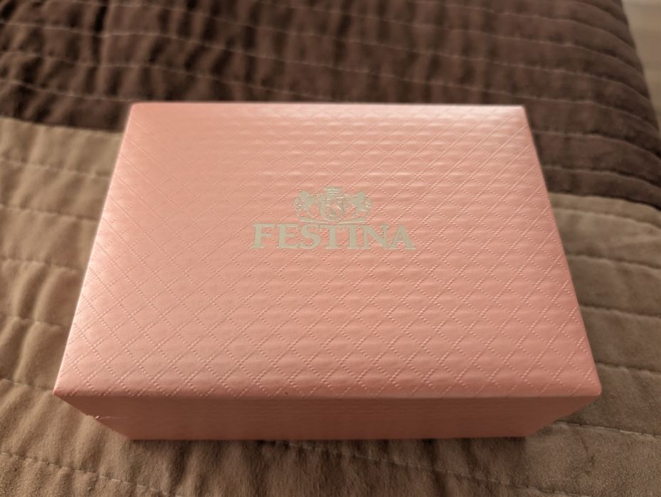 Продавам часовник Festina