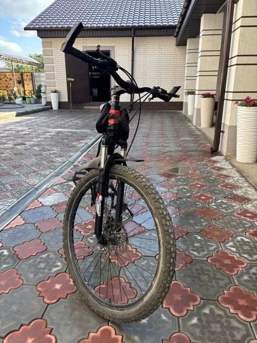 Чёрно-красный велосипед