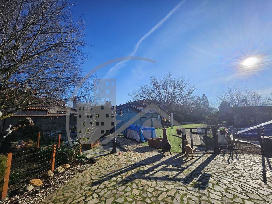 Къща с басейн, гараж и прекрасен двор