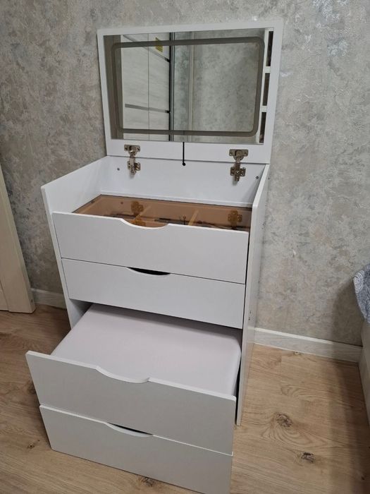 Компактный туалетный столик.