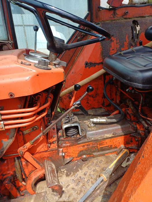Vând tractor 65 cai