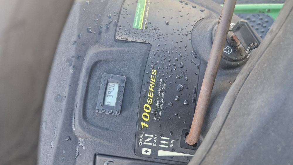 Tractoras tuns gazon John deere X145