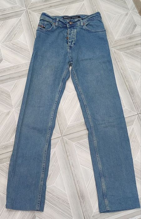 Продаются мужские джинсы.