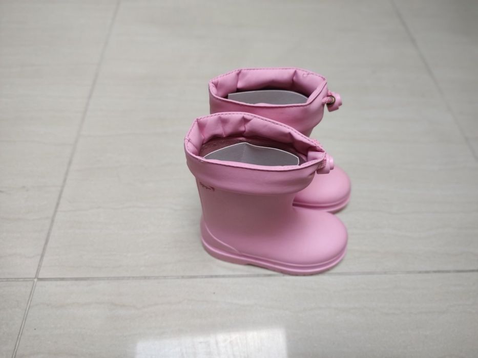 Продавам използвани детски обувки от 18 до 27 размер.