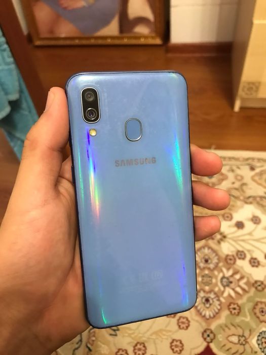 Самсунг А40 64гб