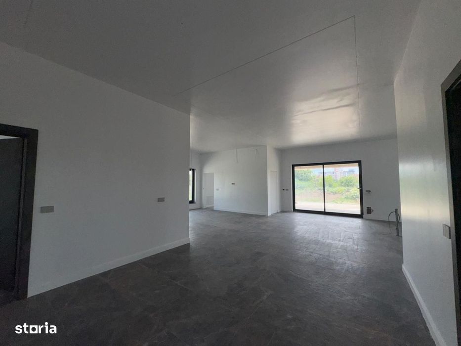 Vila construita la sol in Cartierul Atena cu teren generos