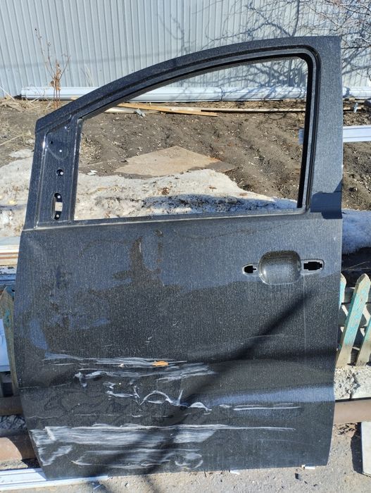 Продам левую дверь на jac М 4 рефайн