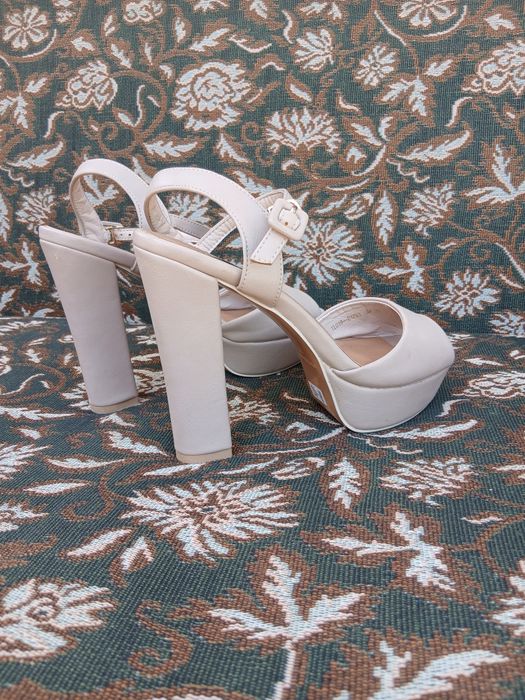 Продам красивые босоножки