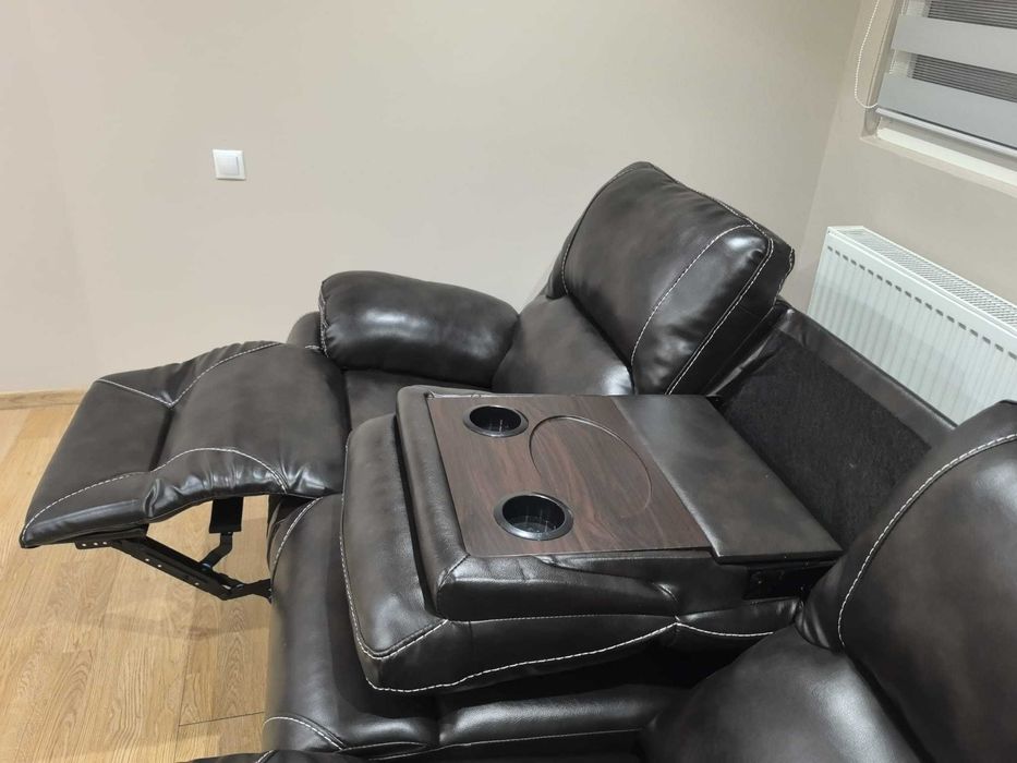 Vând canapele din piele neagră