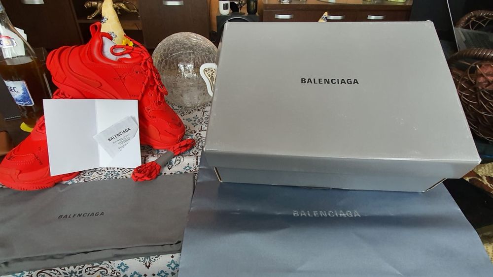 Vand Balenciaga TripleS all-over logo,mărimea 37
Mi-am