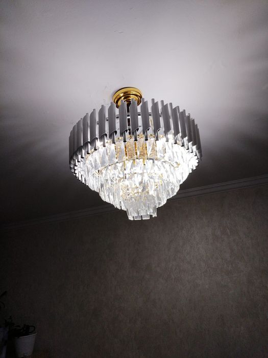 Продам люстры разные
