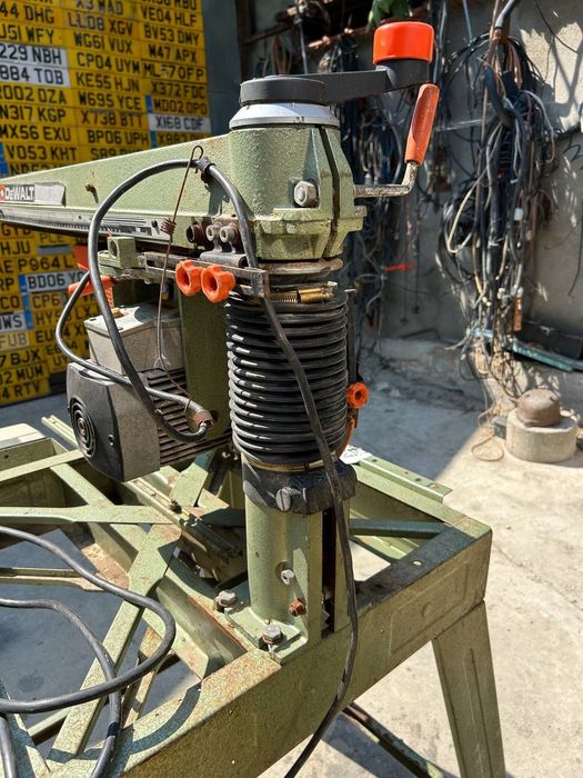 Радиален циркуляр DEWALT DW8001 деволт 220 волта