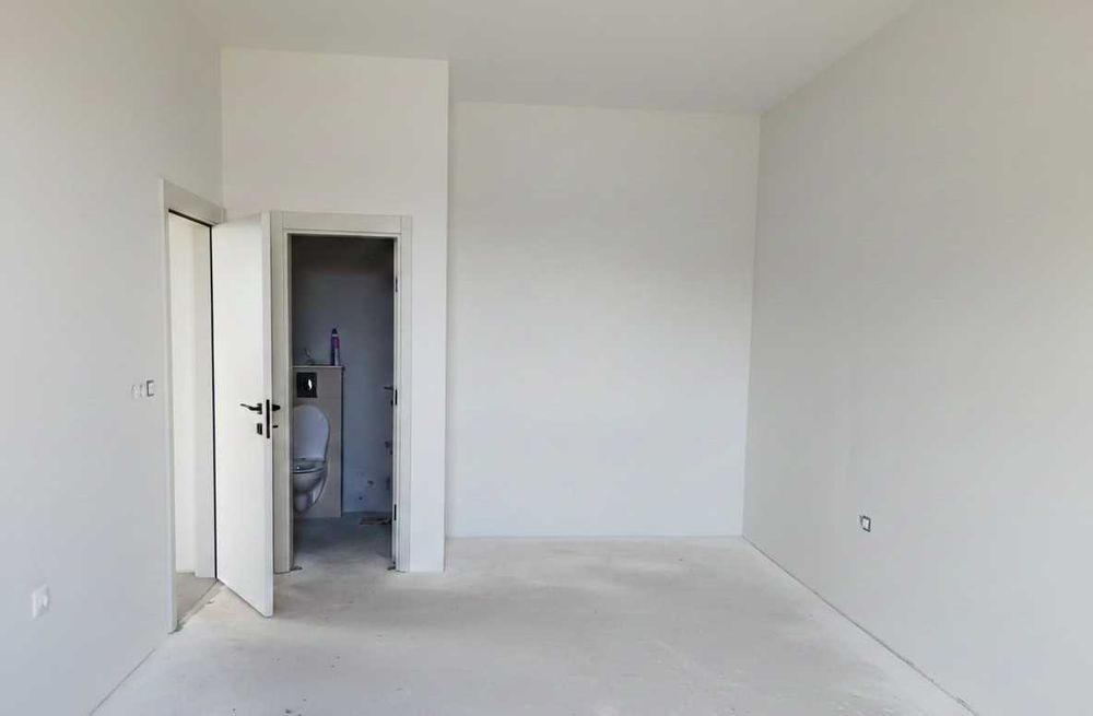 Къща с 4 спални и басейн в с.Стража