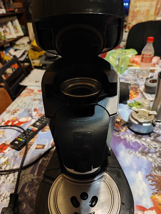 2 - две кафе машини 2 са на филипс  с капсули като пакетчета за чай .