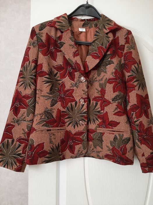 Костюм женский с юбкой. Размер 46.