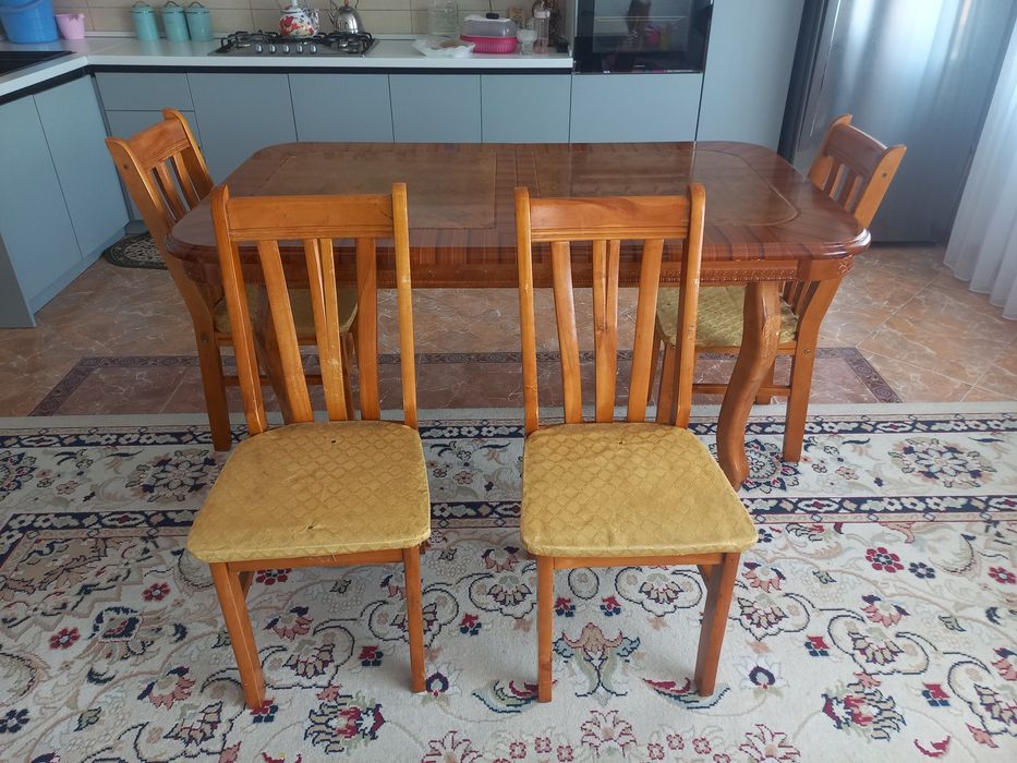 Стол с стульями.