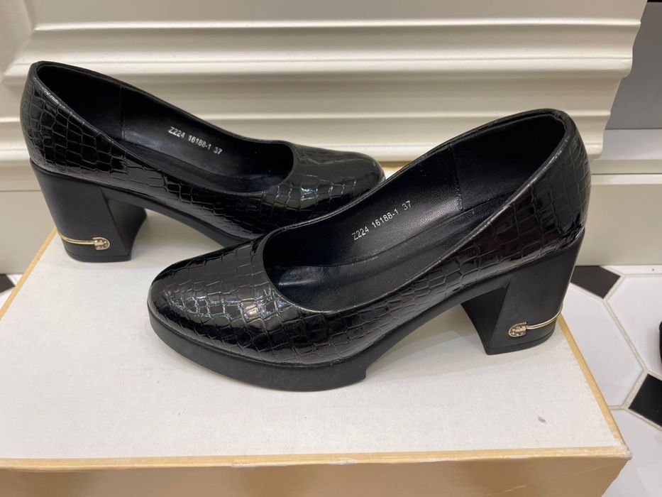 Пара женской обуви