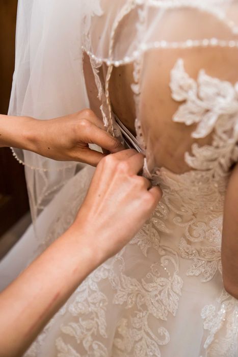 Булчинска рокля в кремаво-бял цвят