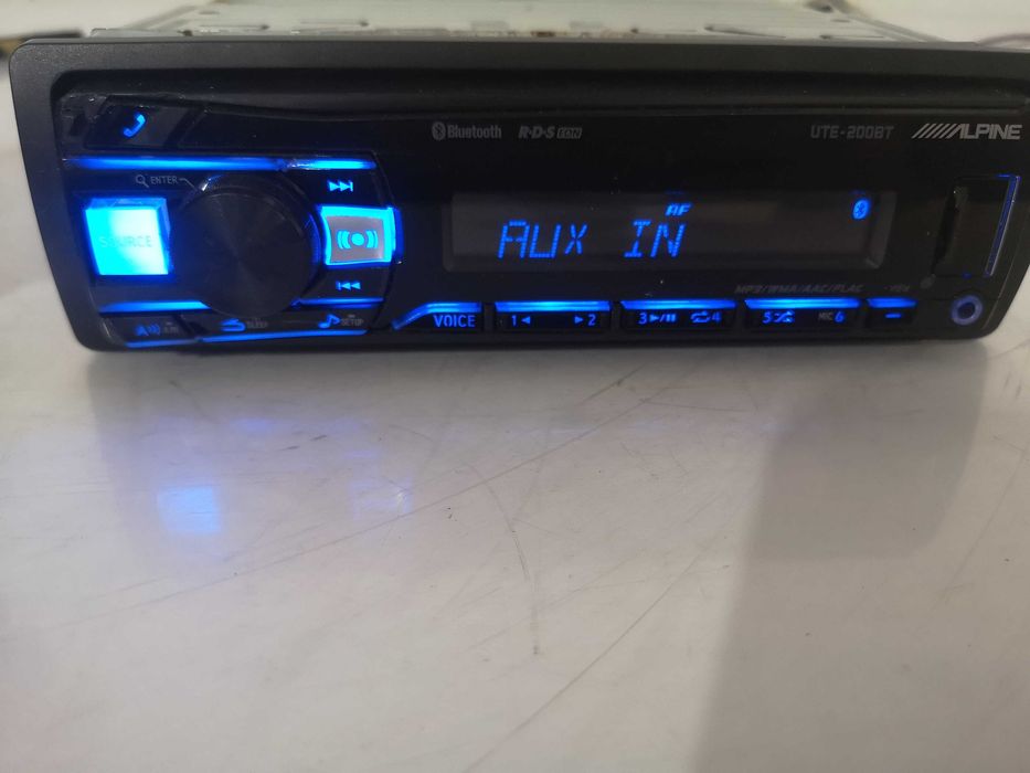 Радио за кола CD - Alpine UTE-200BT / 4 X 50 W