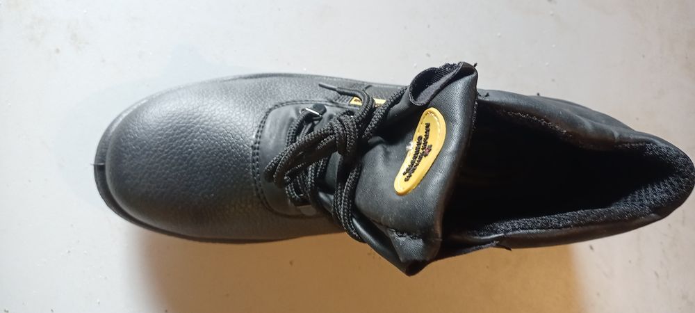 Продам ботинки с металлическими подноском