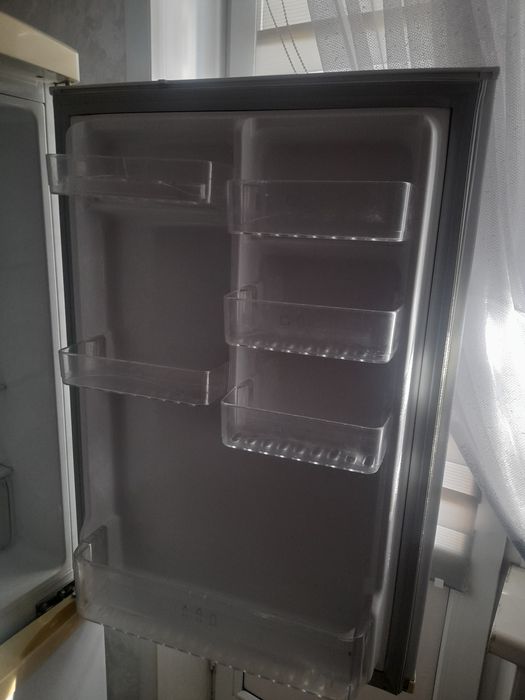 Холодильник  с морозильной камерой  LG.