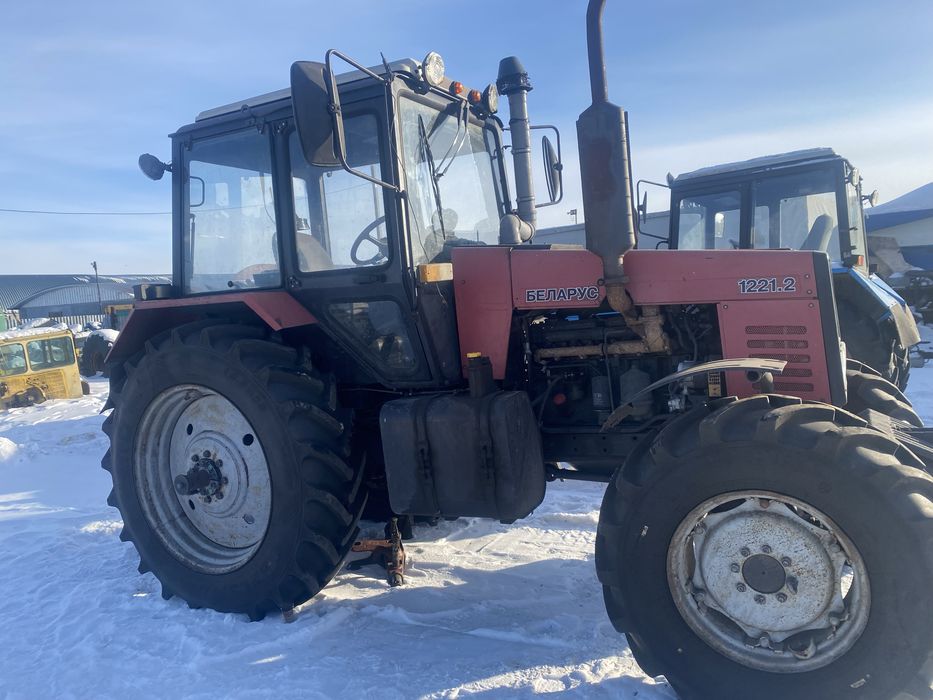 Продам трактор 1221