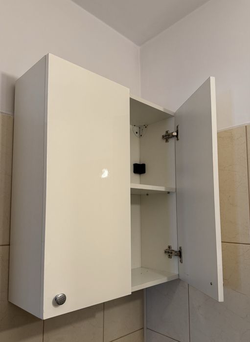 Dulap baie suspendat, alb, cu rafturi