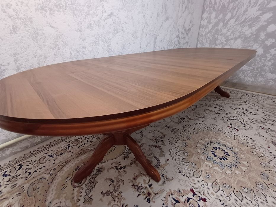 Большой гостевой стол