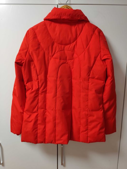 От Германия, Червено дамско яке с гъши пух