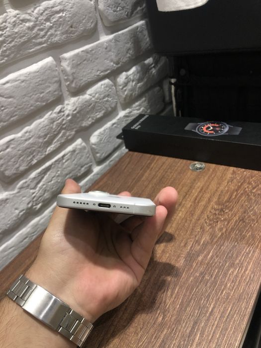 iPhone 16 (white)