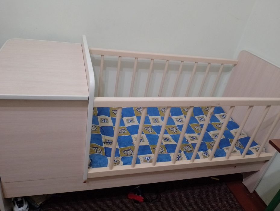 Bolalar krovati. B/u. Xolati yaxshi.