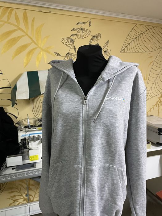 Худи, свитшоты, бомберы,фартуки,футболки,жилетки с нанесением логотипа