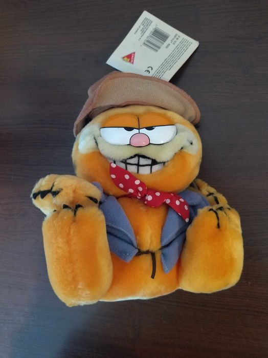 Продавам плюшена играчка GARFIELD Hobo