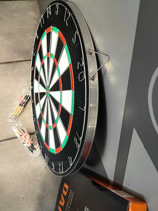 Дартс дървен + 6 бр стрели