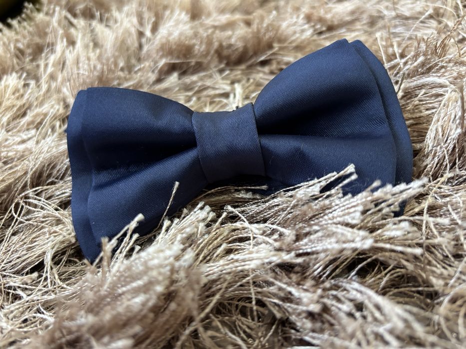 Costum bărbătesc bleumarin – elegant și versatil