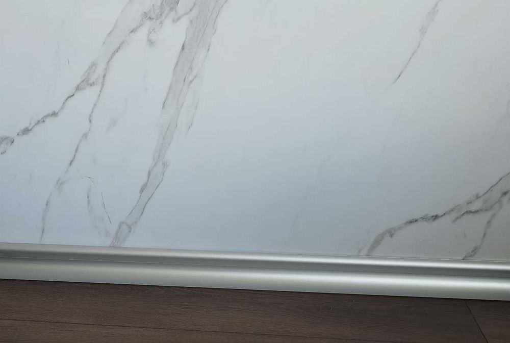 Декоративен LED Светещ Подов Перваз – Алуминиев Профил за LED Лента + дифузор (капаче) пръчка 2м