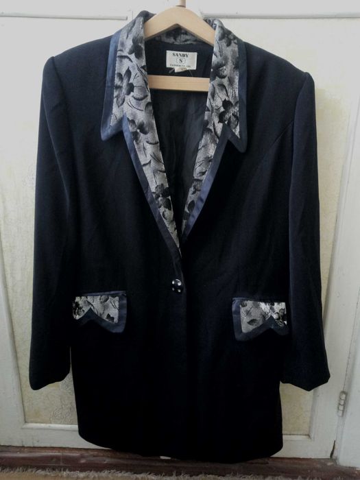 продается женский пиджак.