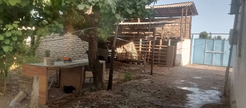 Uy sotiladi. Toshkent viloyatida.