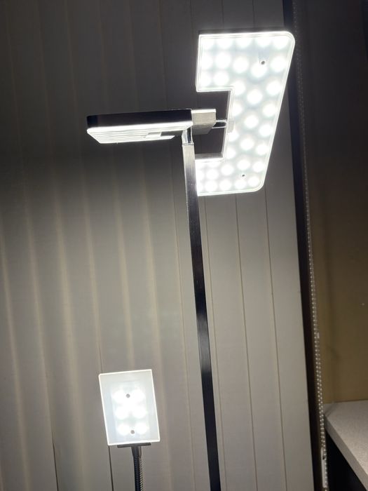 Настолна лампа (въртящи глави)