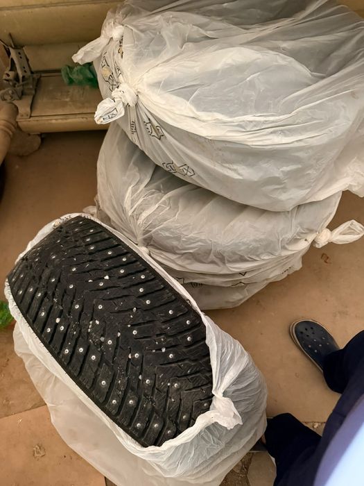 Продам зимние шины 235 45 R18