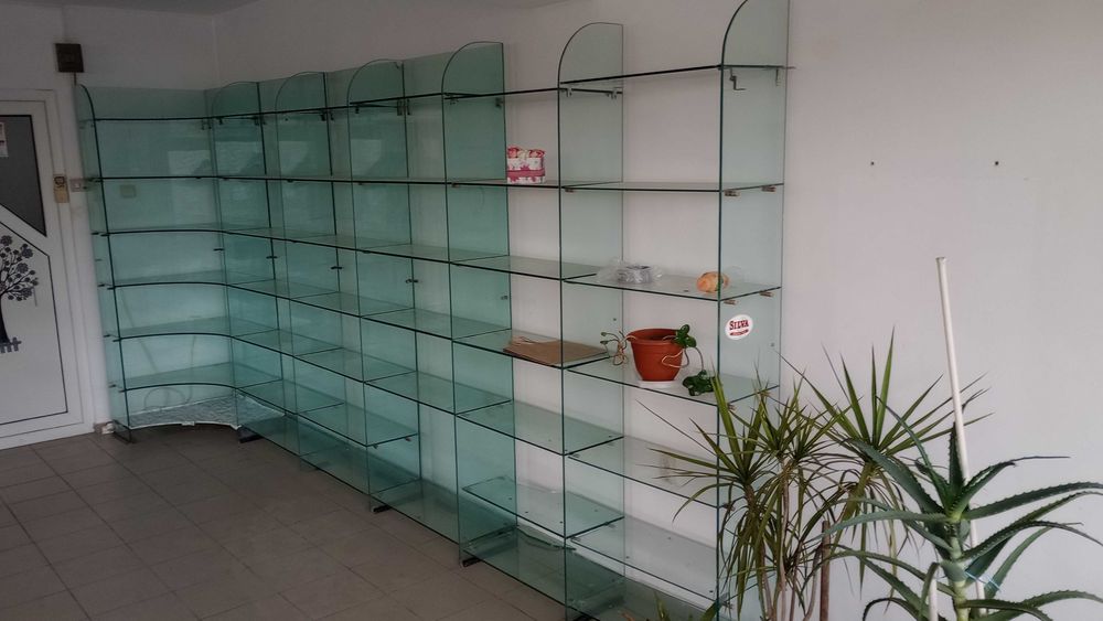 Raft de sticla și lemn