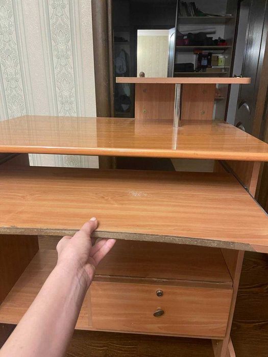 продам столик компьютерный
